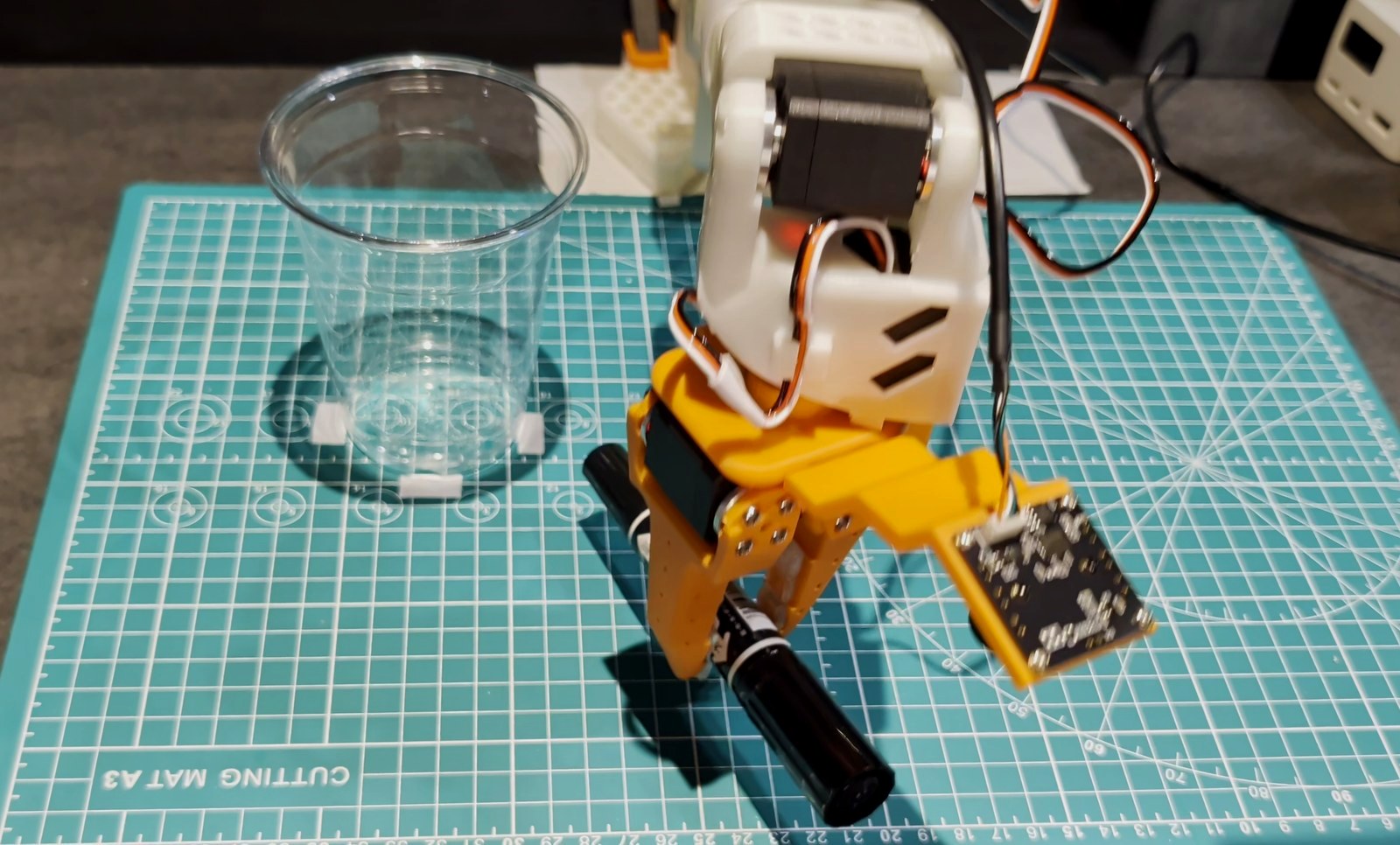 実機での推論実行 — グリッパでマーカーを掴む